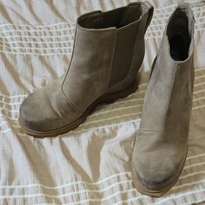 Sorel Tan Ankle Boots with Elastic Panels and Durable Sole